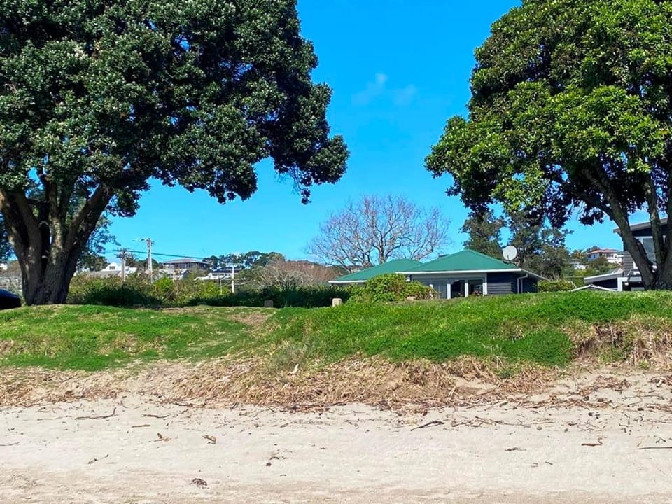 Manly Beachfront House in Auckland Region