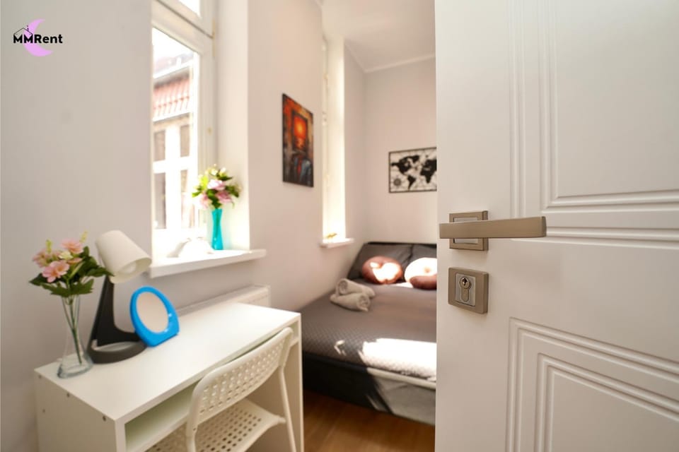 Bed, Photo of the whole room, towels