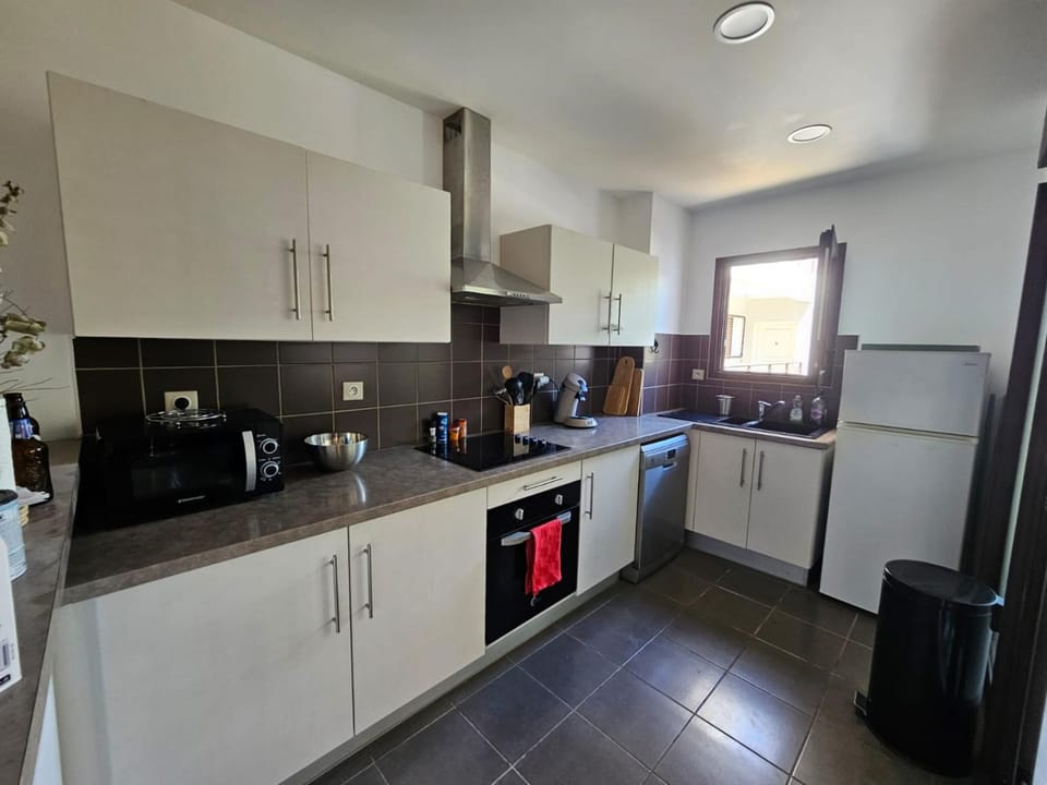 Coffee/tea facilities, Kitchen or kitchenette, dishwasher, microwave, oven, stove, toaster, kitchen