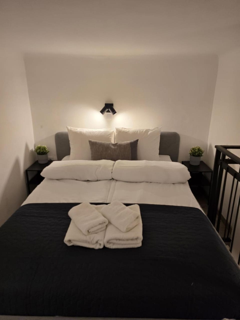 Bed, Bedroom, towels