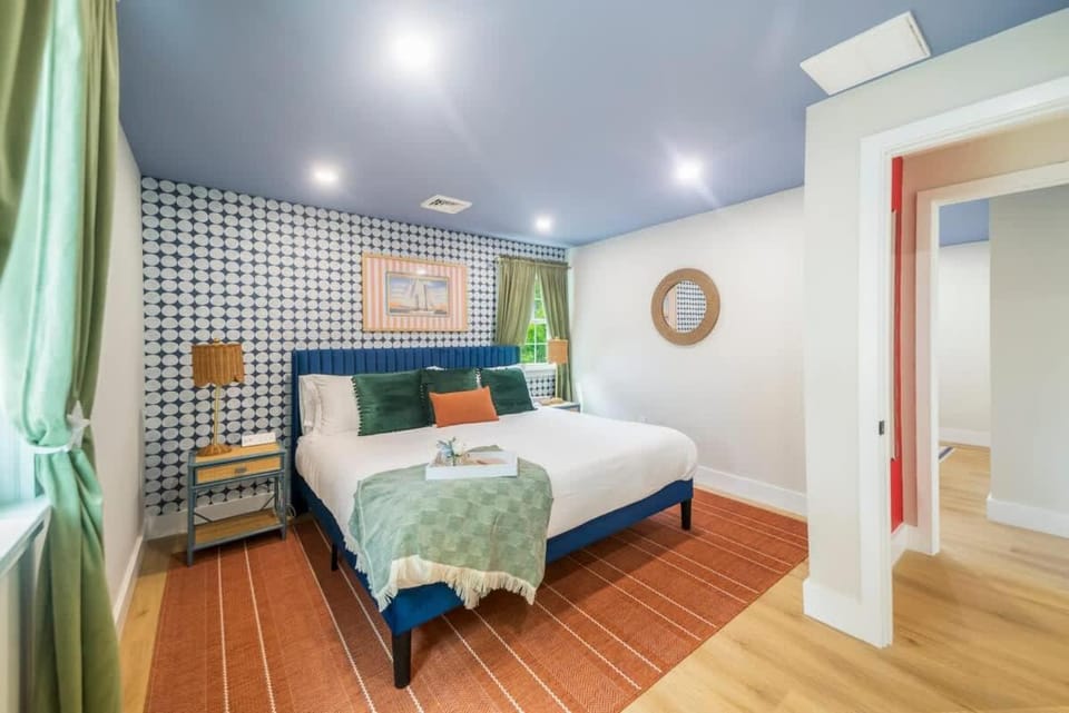 Cape Cod heated Pool, Putting Green, Speak Easy, Game room, House in Brewster