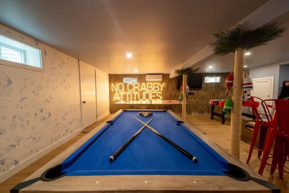 Cape Cod heated Pool, Putting Green, Speak Easy, Game room, House in Brewster
