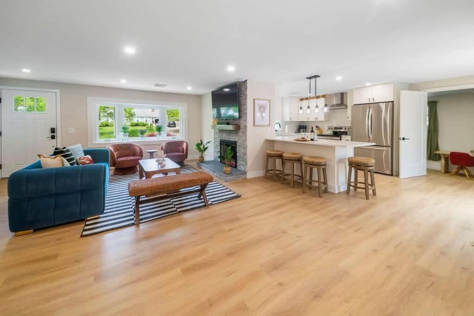 Cape Cod heated Pool, Putting Green, Speak Easy, Game room, House in Brewster