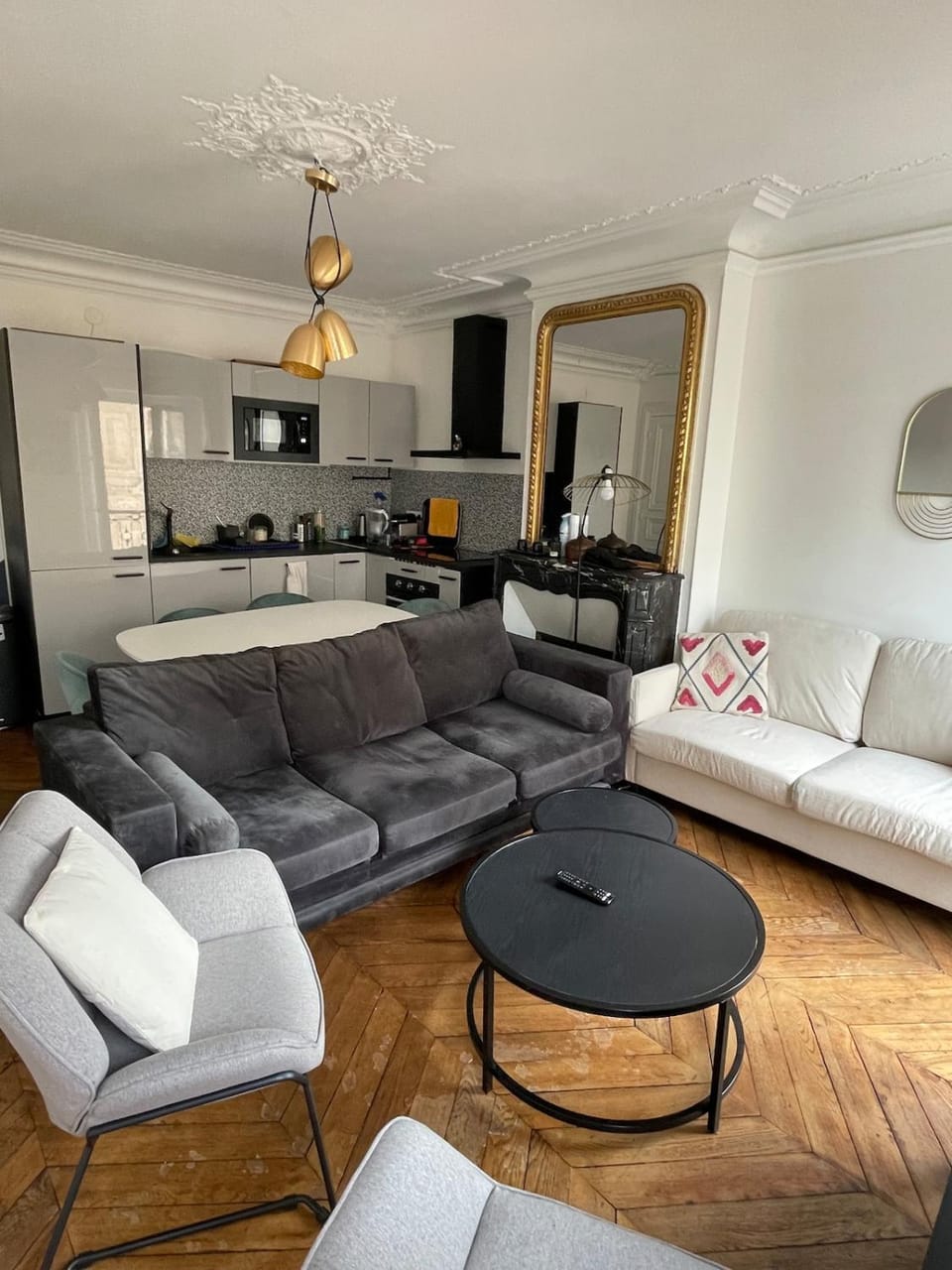 Kitchen or kitchenette, Living room, Seating area, Dining area, stove