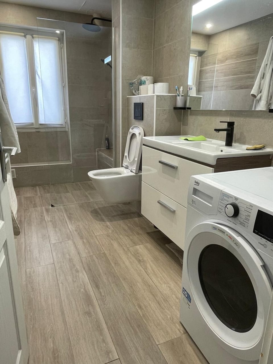 Toilet, Bathroom, towels, washing machine