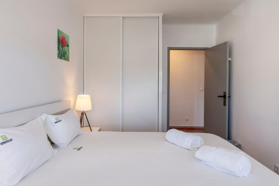 Priolo’s Nest - Sunlit Retreat with Free Parking Apartment in Ponta Delgada