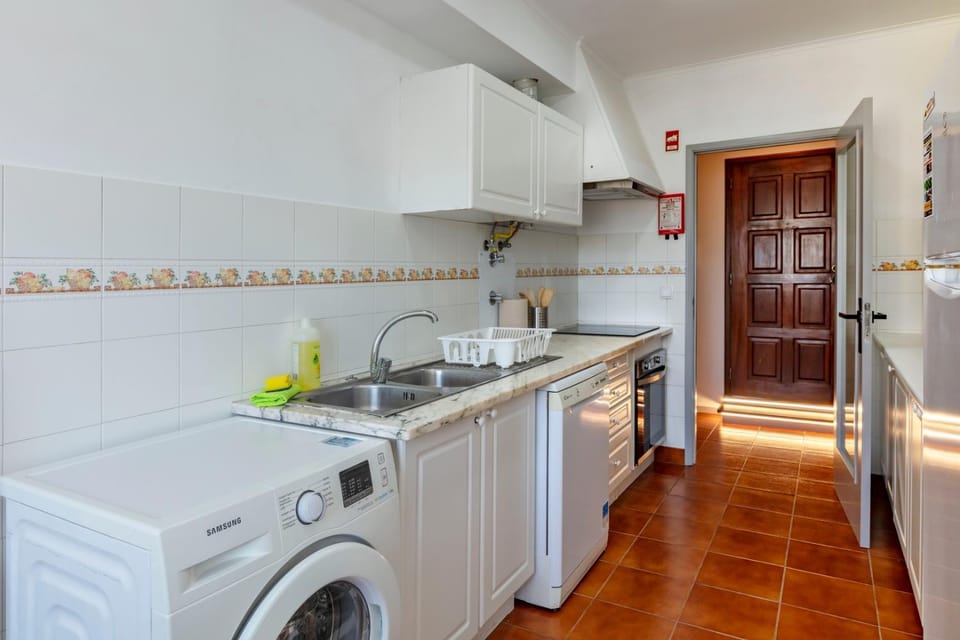 Priolo’s Nest - Sunlit Retreat with Free Parking Apartment in Ponta Delgada