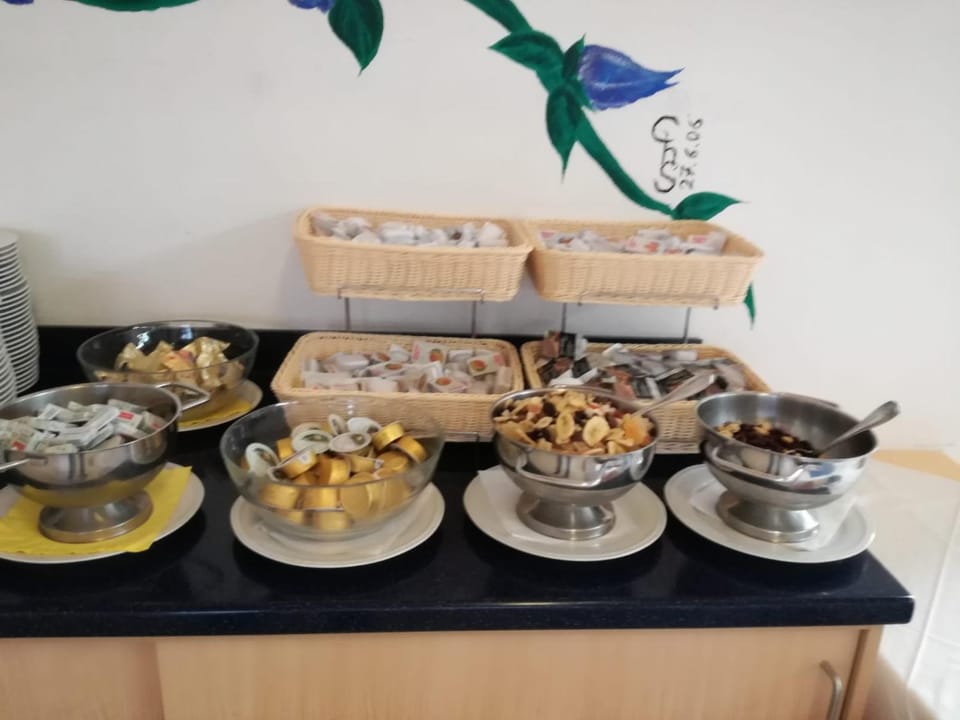 Continental breakfast, Buffet breakfast