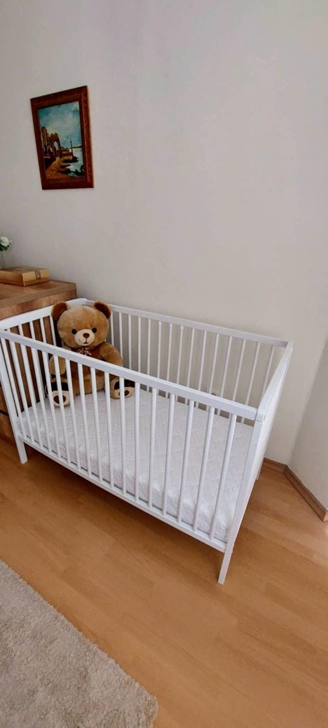 Photo of the whole room, Bedroom, cot