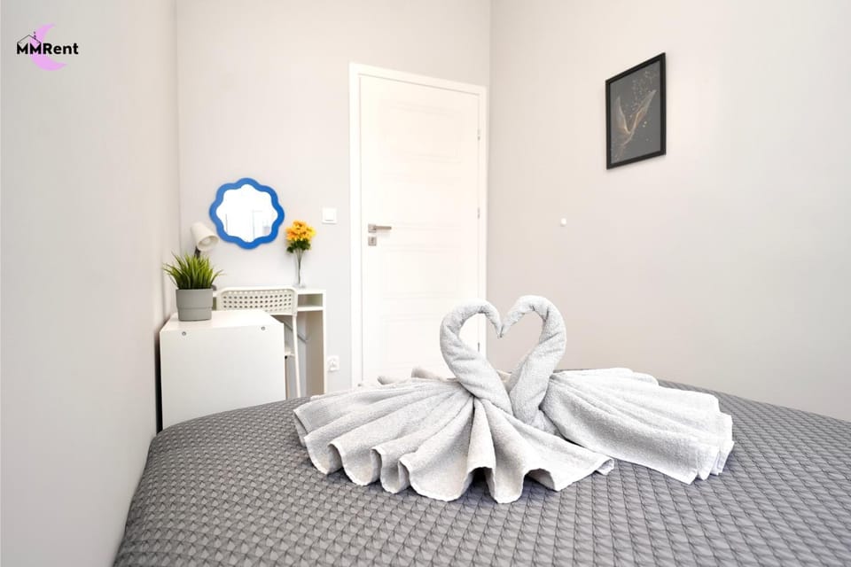 Bed, Photo of the whole room, towels