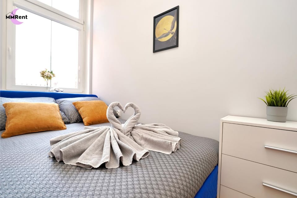 Bed, Photo of the whole room, towels