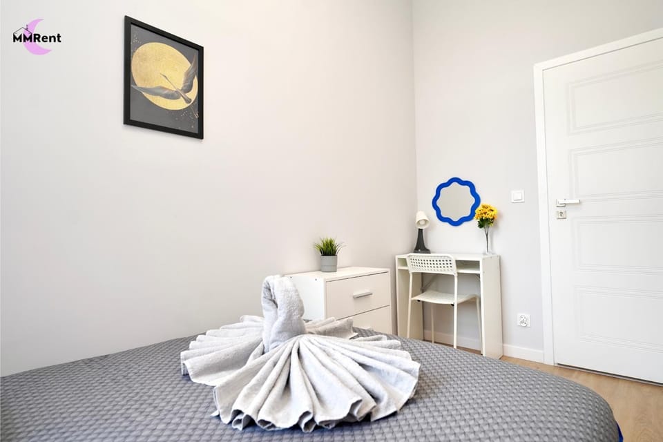 Bed, Photo of the whole room, Decorative detail, towels