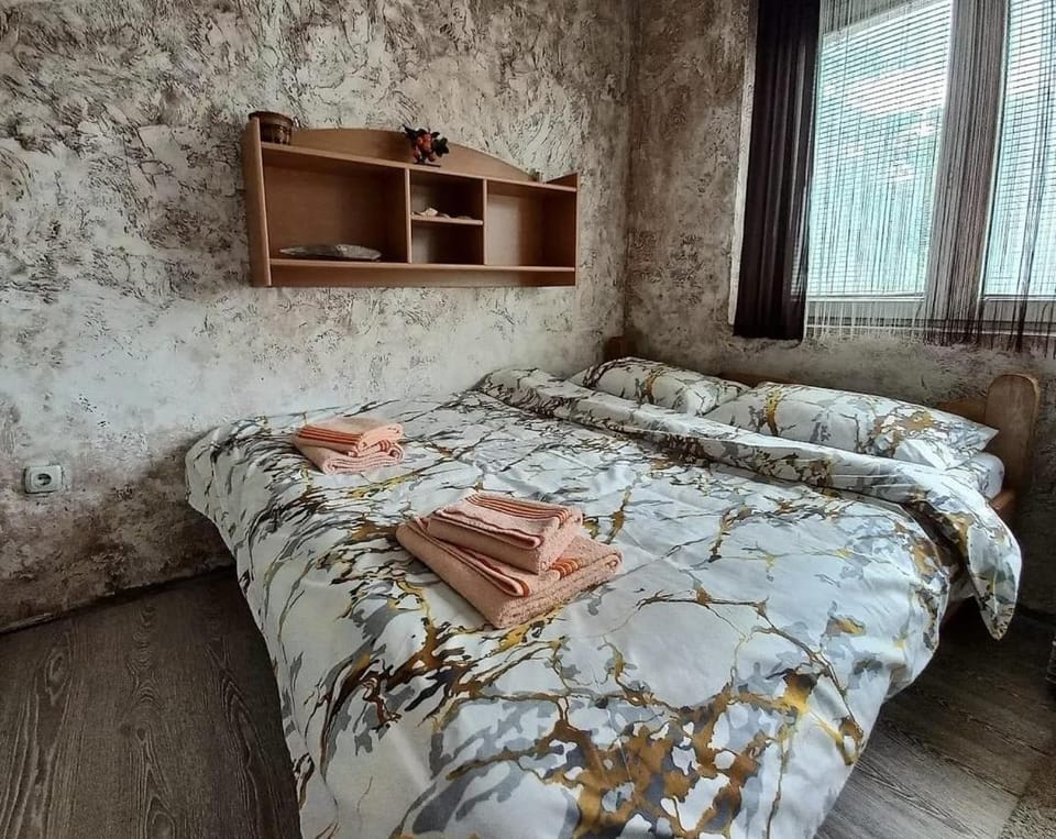 Bed, Bedroom, towels, wardrobe