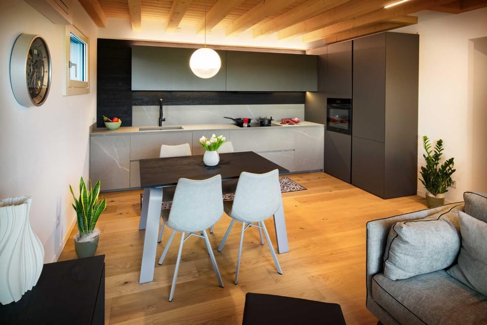 Kitchen or kitchenette, Dining area