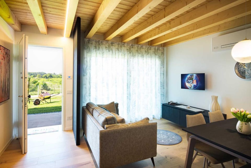 Communal lounge/ TV room, TV and multimedia, Living room, Seating area, Dining area, Evening entertainment