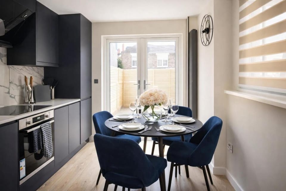 Stunning 4-Bedroom Home Sleeps 6 House in Croydon
