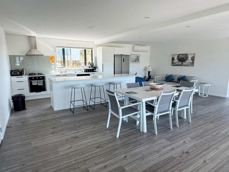 Seabreeze Army Bay Apartment in Auckland Region