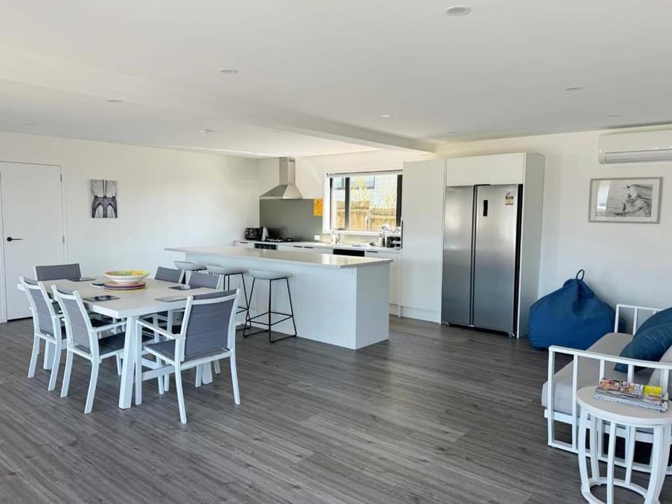 Seabreeze Army Bay Apartment in Auckland Region