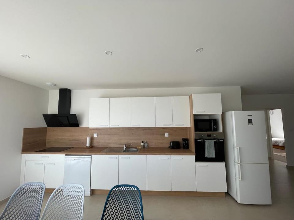 Kitchen or kitchenette, oven