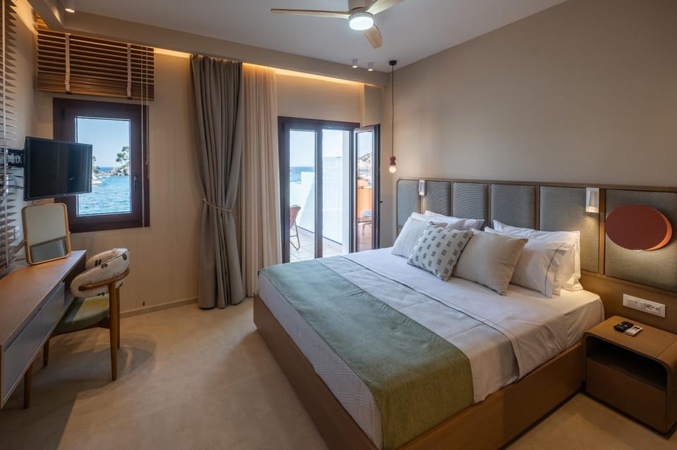 Bed, TV and multimedia, Photo of the whole room, Bedroom