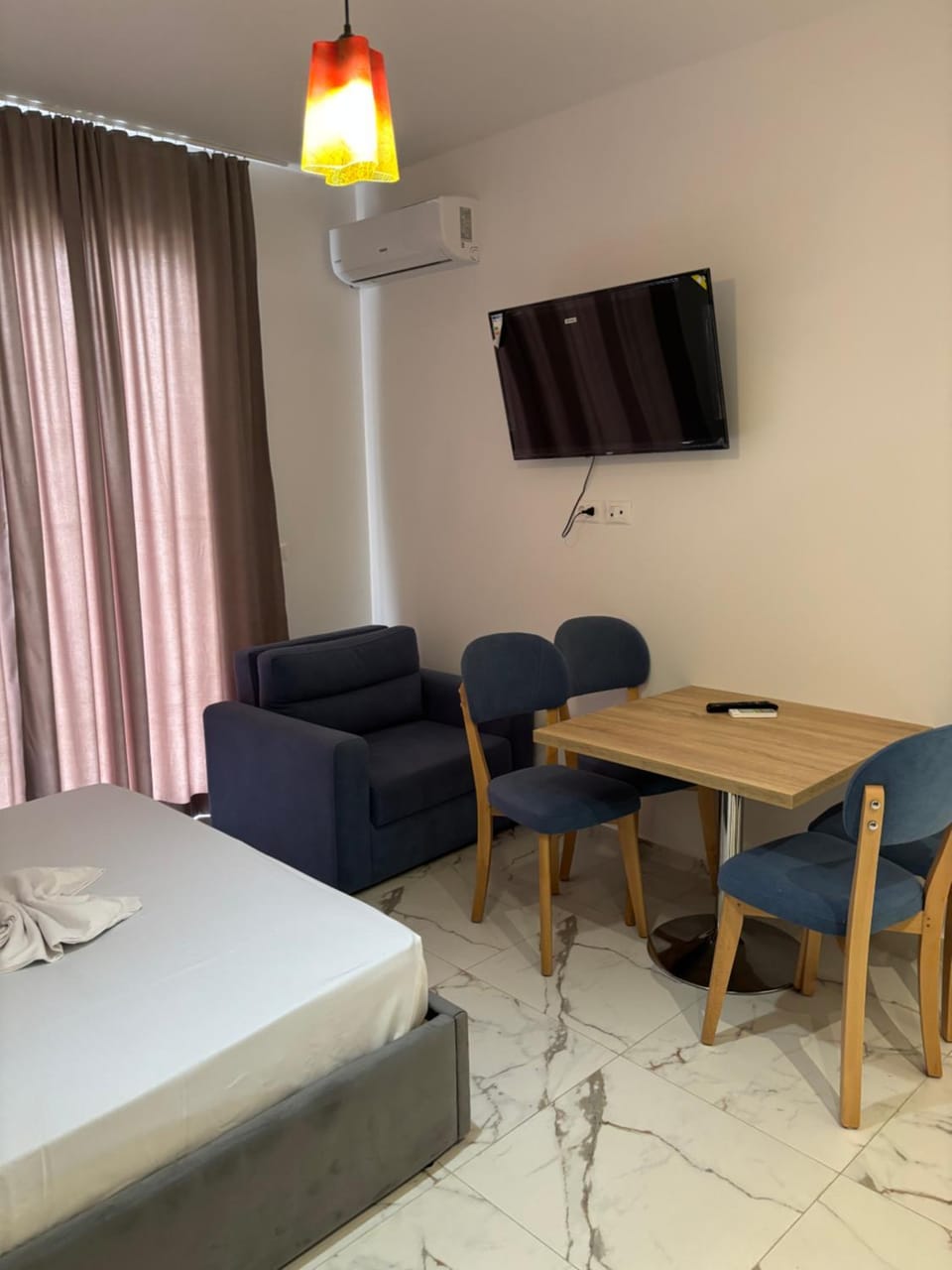 Bed, TV and multimedia, Living room, Photo of the whole room, air conditioner