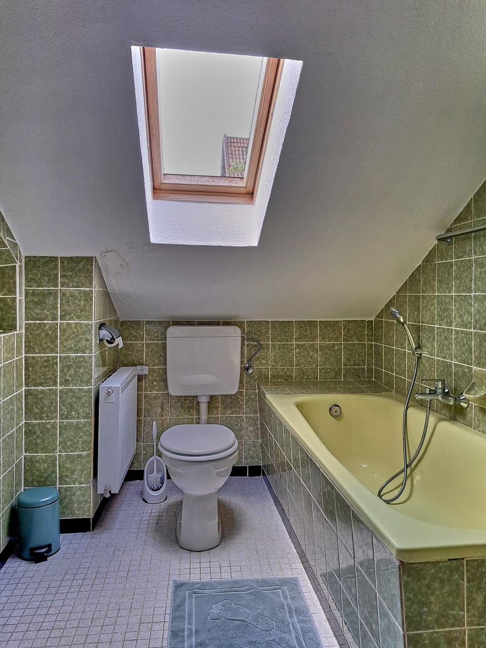 Toilet, Hot Tub, Bathroom, towels