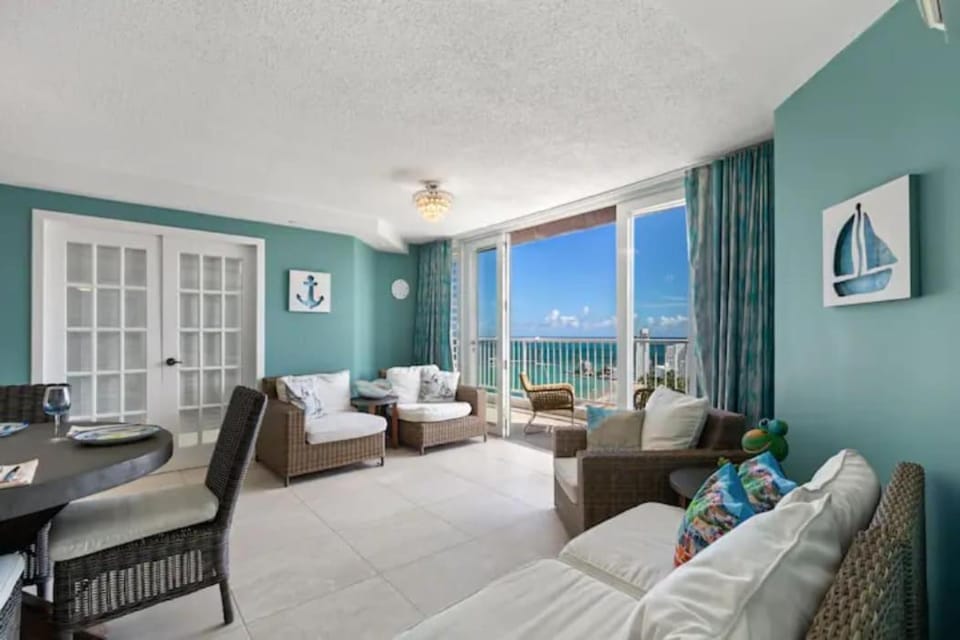 Beachfront Retreat-Panoramic Sunrise Views - 1 Parking Spot Apartment in Carolina