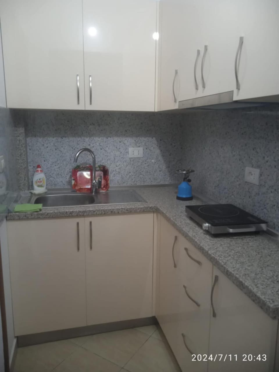 Kitchen or kitchenette, minibar, stove