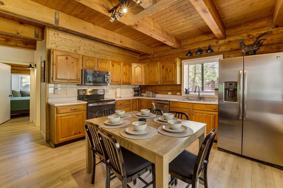 Covered Deck, Private Acreage: Log Cabin in Pine Cabin in Strawberry