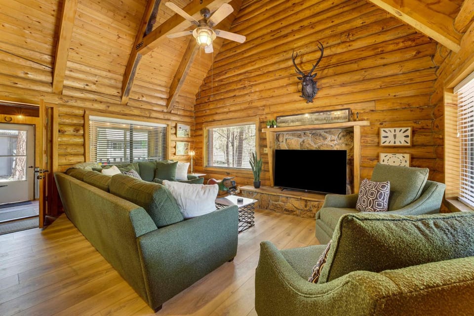 Covered Deck, Private Acreage: Log Cabin in Pine Cabin in Strawberry
