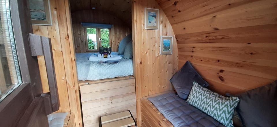 Bed, Photo of the whole room, Seating area, Bedroom