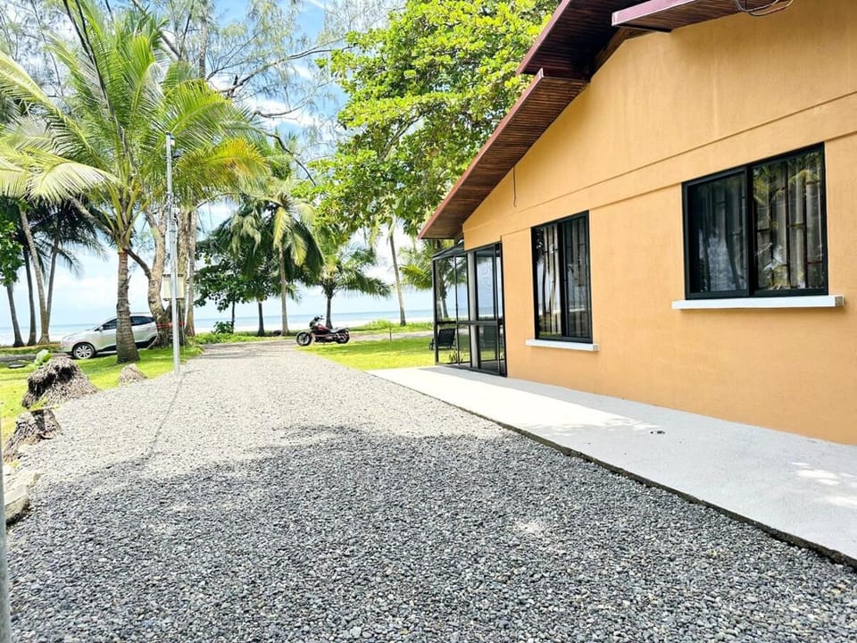 Lynn de Mar Azul, Beachfront House in Puntarenas Province