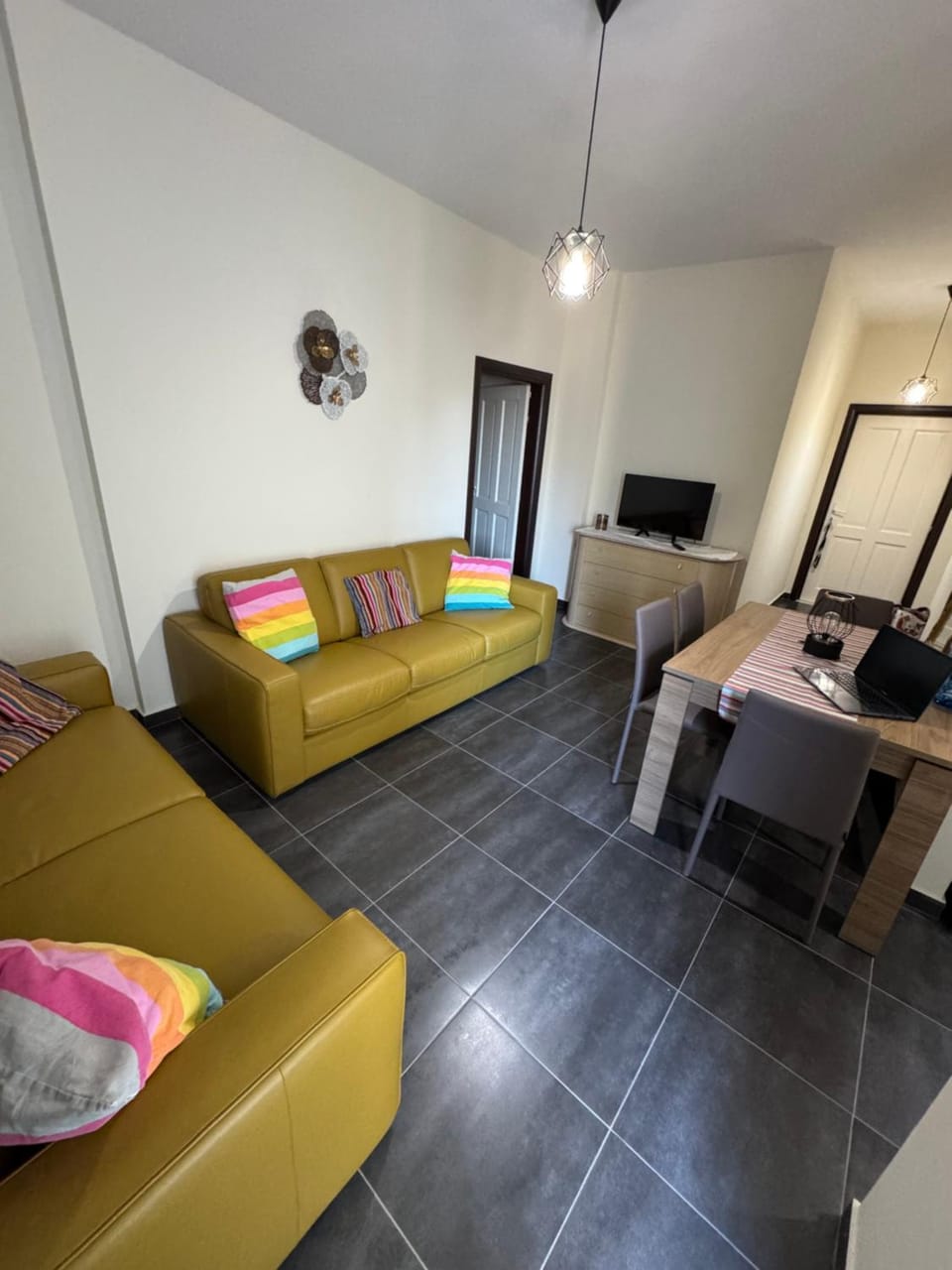 TV and multimedia, Living room, Seating area