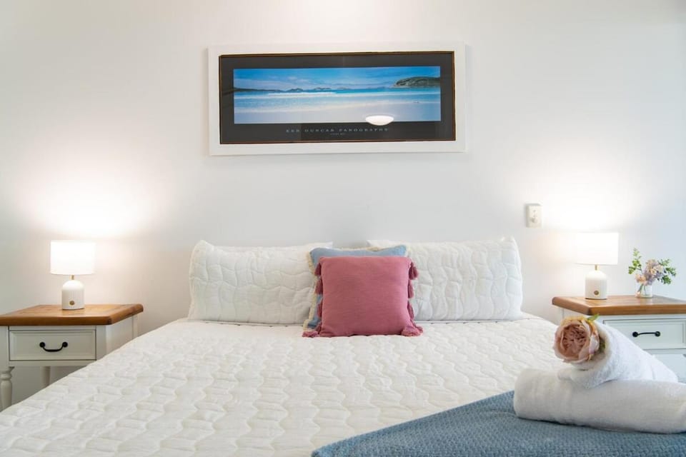 Spectacular Seaviews, Pool, Modern, Free Wifi Apartment in Airlie Beach