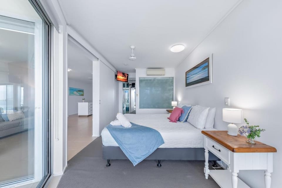 Spectacular Seaviews, Pool, Modern, Free Wifi Apartment in Airlie Beach