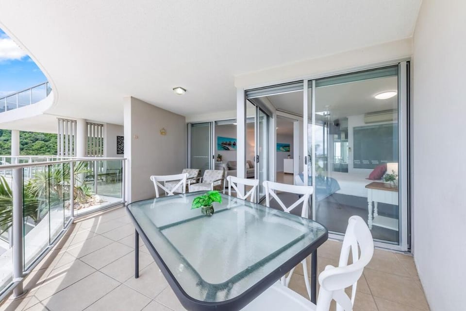 Spectacular Seaviews, Pool, Modern, Free Wifi Apartment in Airlie Beach
