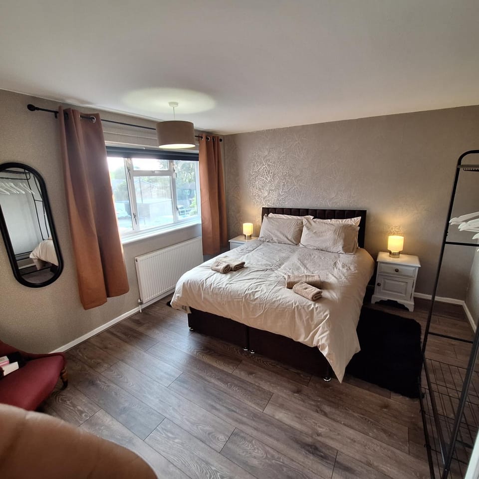 Bed, Bedroom, towels