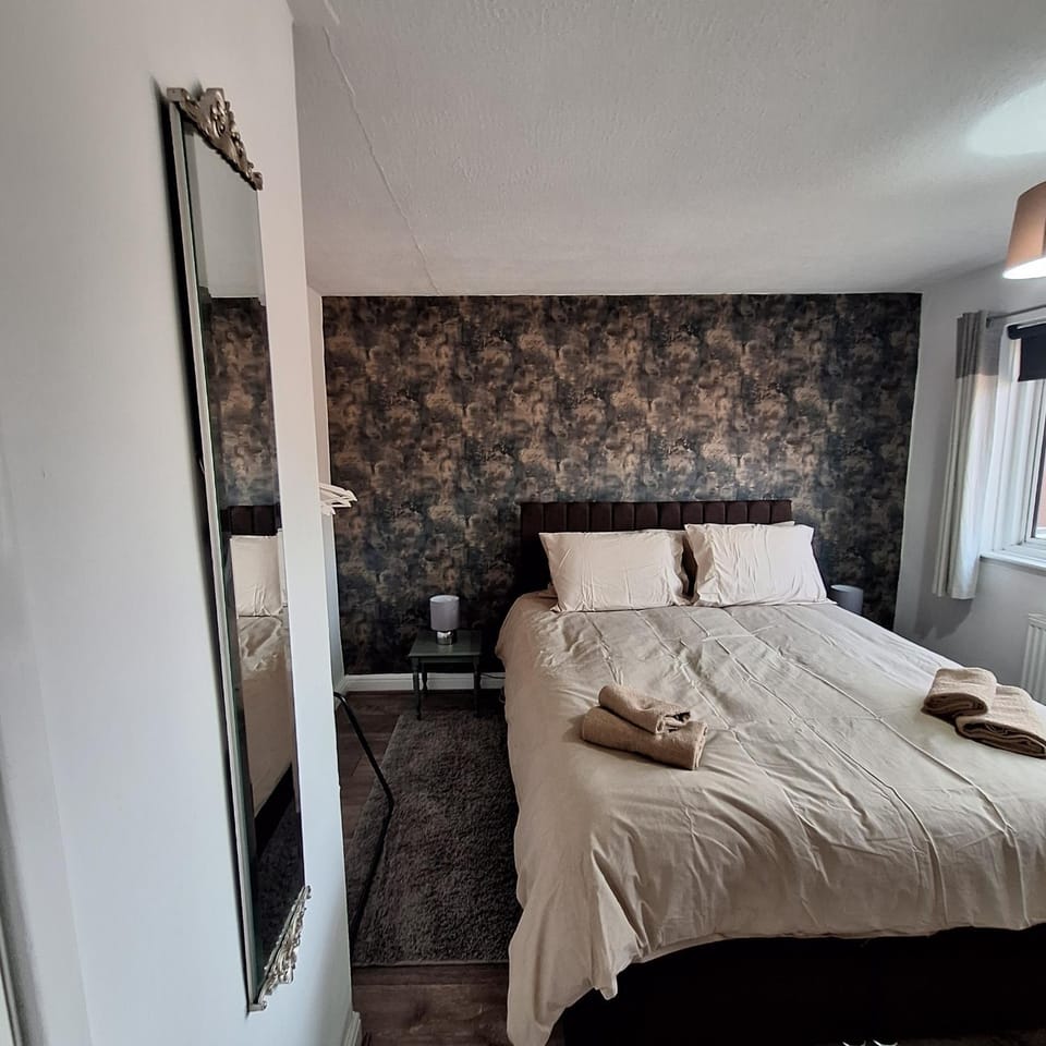 Bed, Bedroom, towels