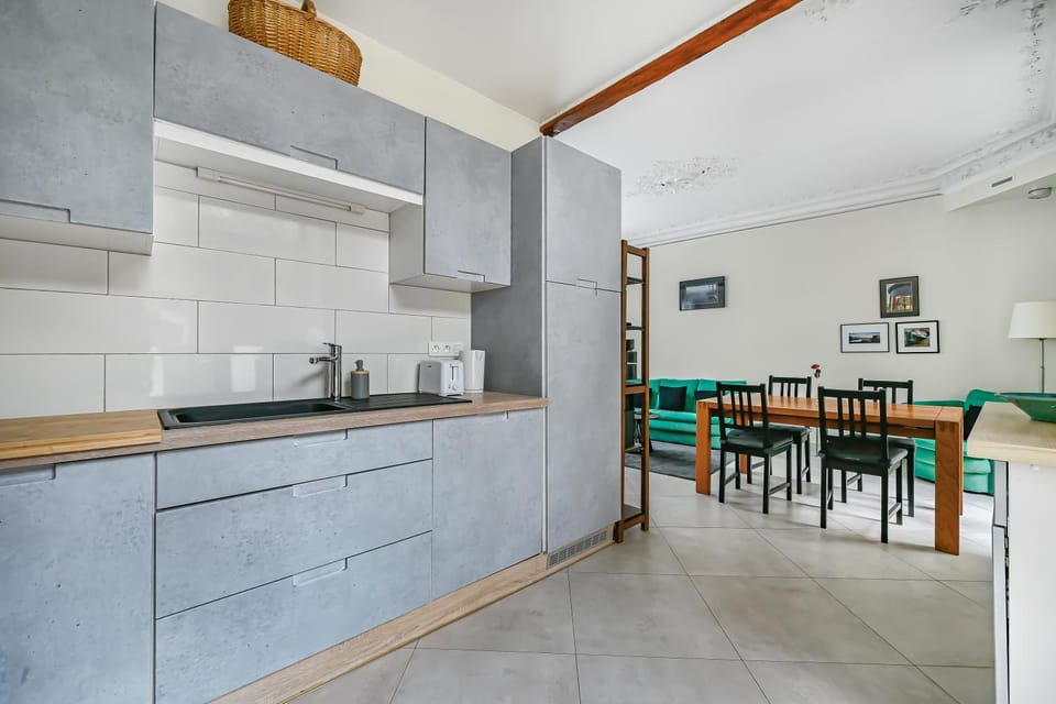 Kitchen or kitchenette, Dining area, oven, stove