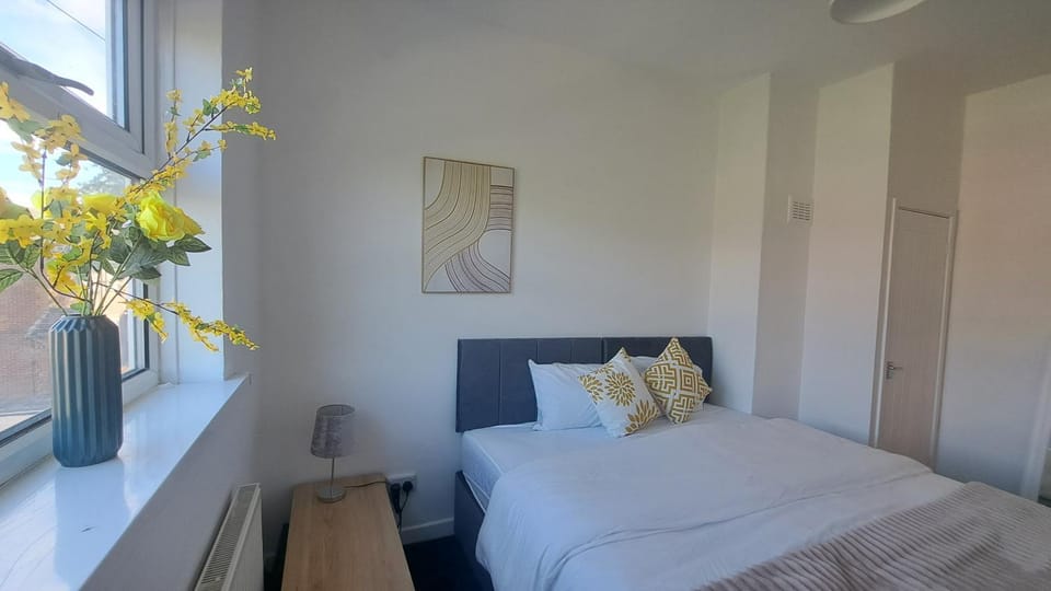 Large 3 bedroom house, Perfect for business stays, long-term projects, and family getaways, Sleeps 5 people Villa in England