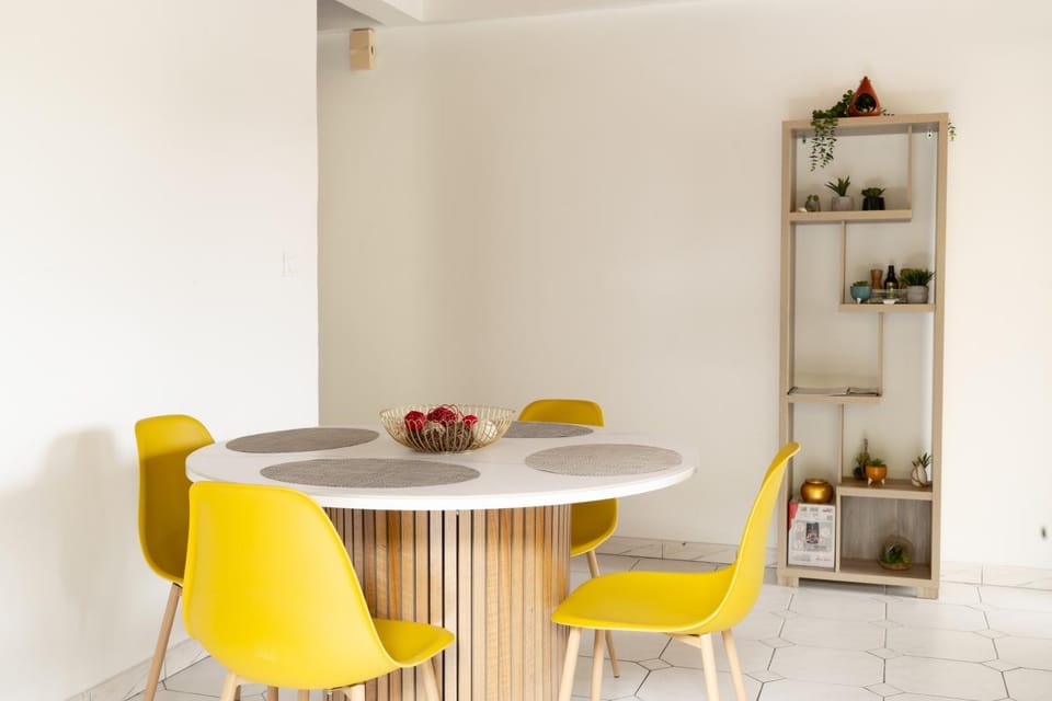 Kitchen or kitchenette, Living room, Seating area, Dining area