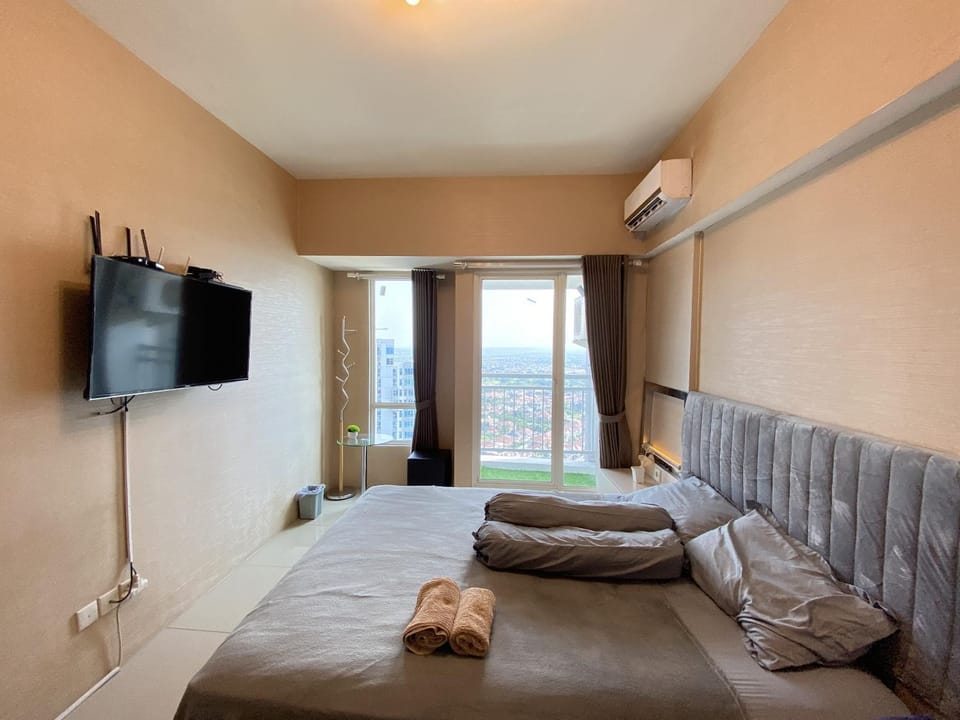 Bed, TV and multimedia, Photo of the whole room, Bedroom, towels, air conditioner