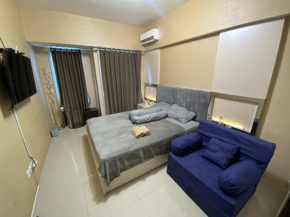 Bed, TV and multimedia, Living room, Photo of the whole room, Bedroom, towels, air conditioner