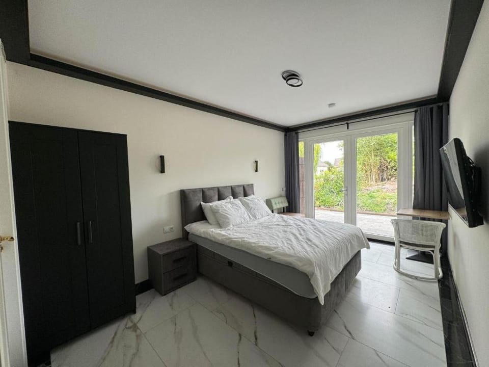 Bed, TV and multimedia, Photo of the whole room, Bedroom