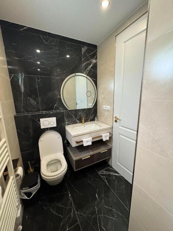 Shower, Toilet, Bathroom, towels