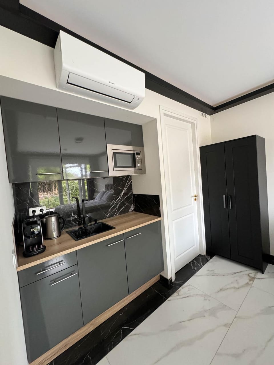 Kitchen or kitchenette, oven, air conditioner