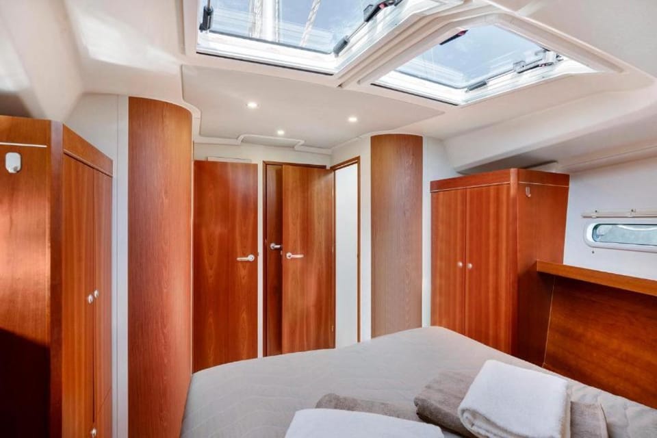 Bed, Bedroom, wardrobe, air conditioner