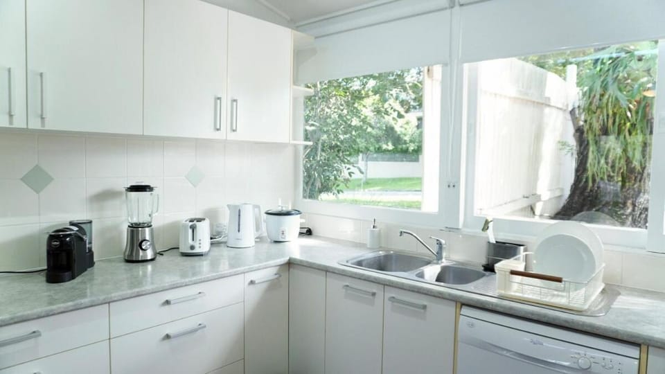 Coffee/tea facilities, Kitchen or kitchenette, dishwasher, toaster