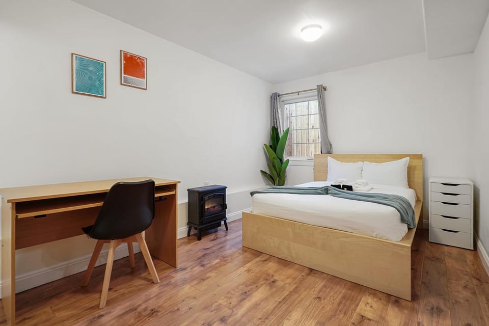 Bed, Photo of the whole room, Bedroom