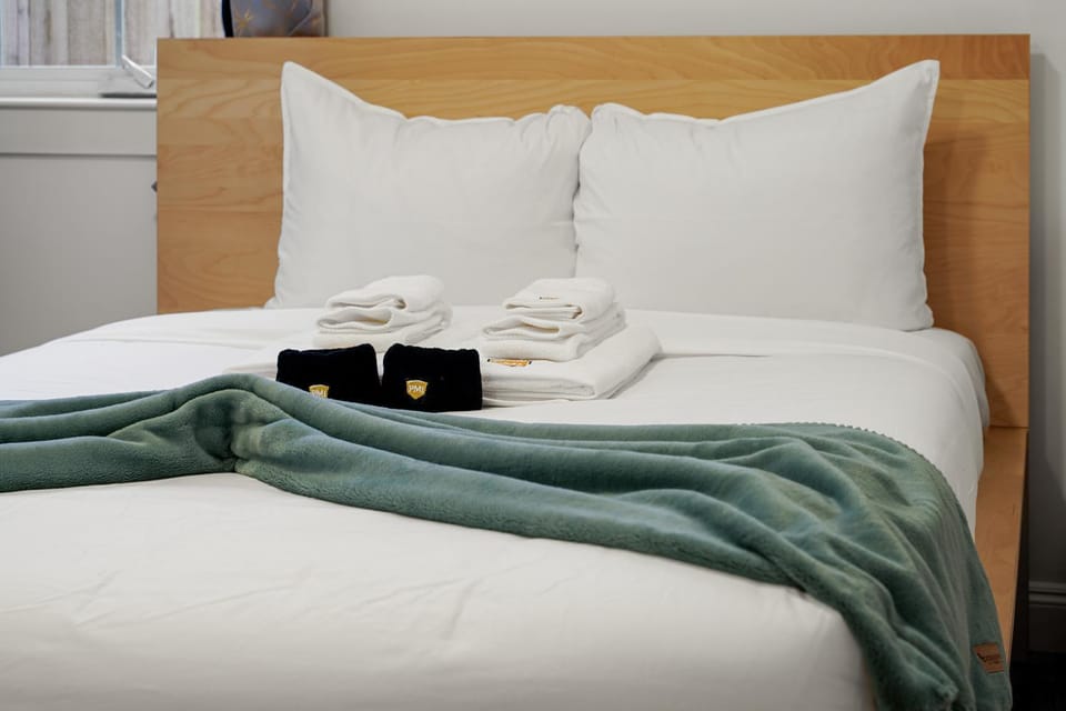 Bed, towels
